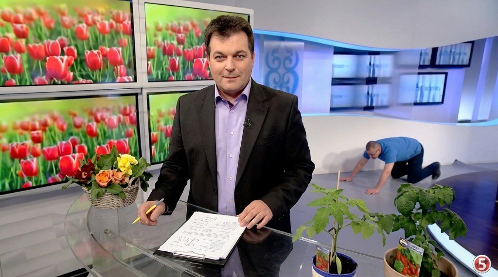 Funny live TV broadcast moment - presenter unaware of background blunder